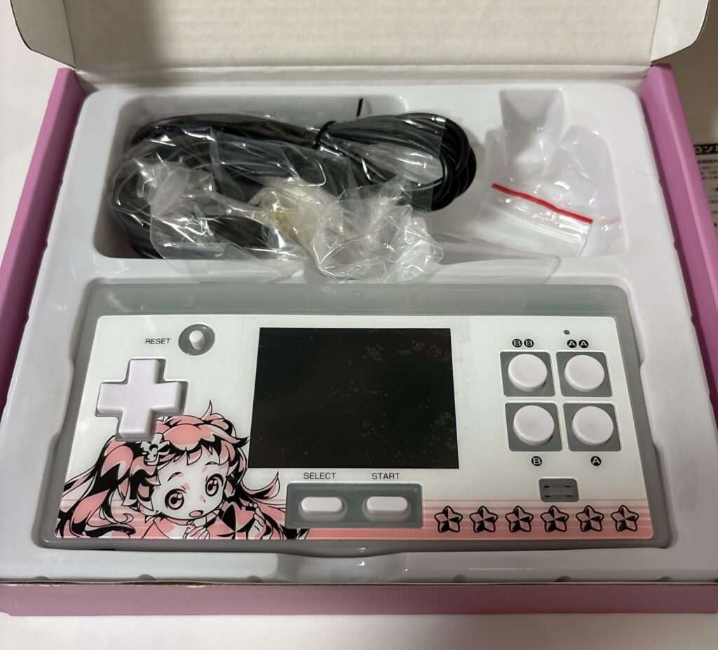 ８ビットポケット　V2 本体　ファミコン互換機　携帯型　USB コロンバスサークル、FC用互換機「8ビットポケット V2」8月下旬