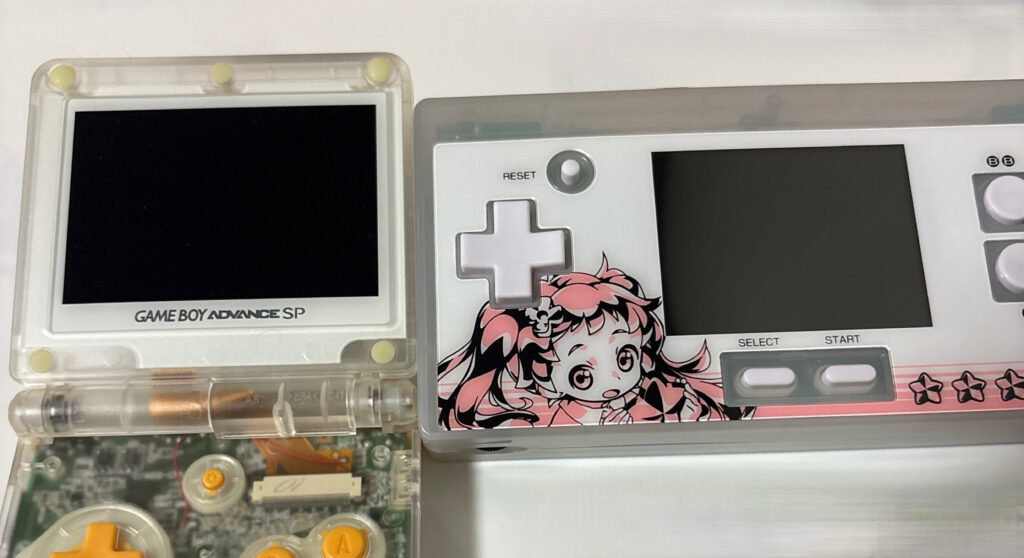 ８ビットポケット　V2 本体　ファミコン互換機　携帯型　USB コロンバスサークル、FC用互換機「8ビットポケット V2」8月下旬