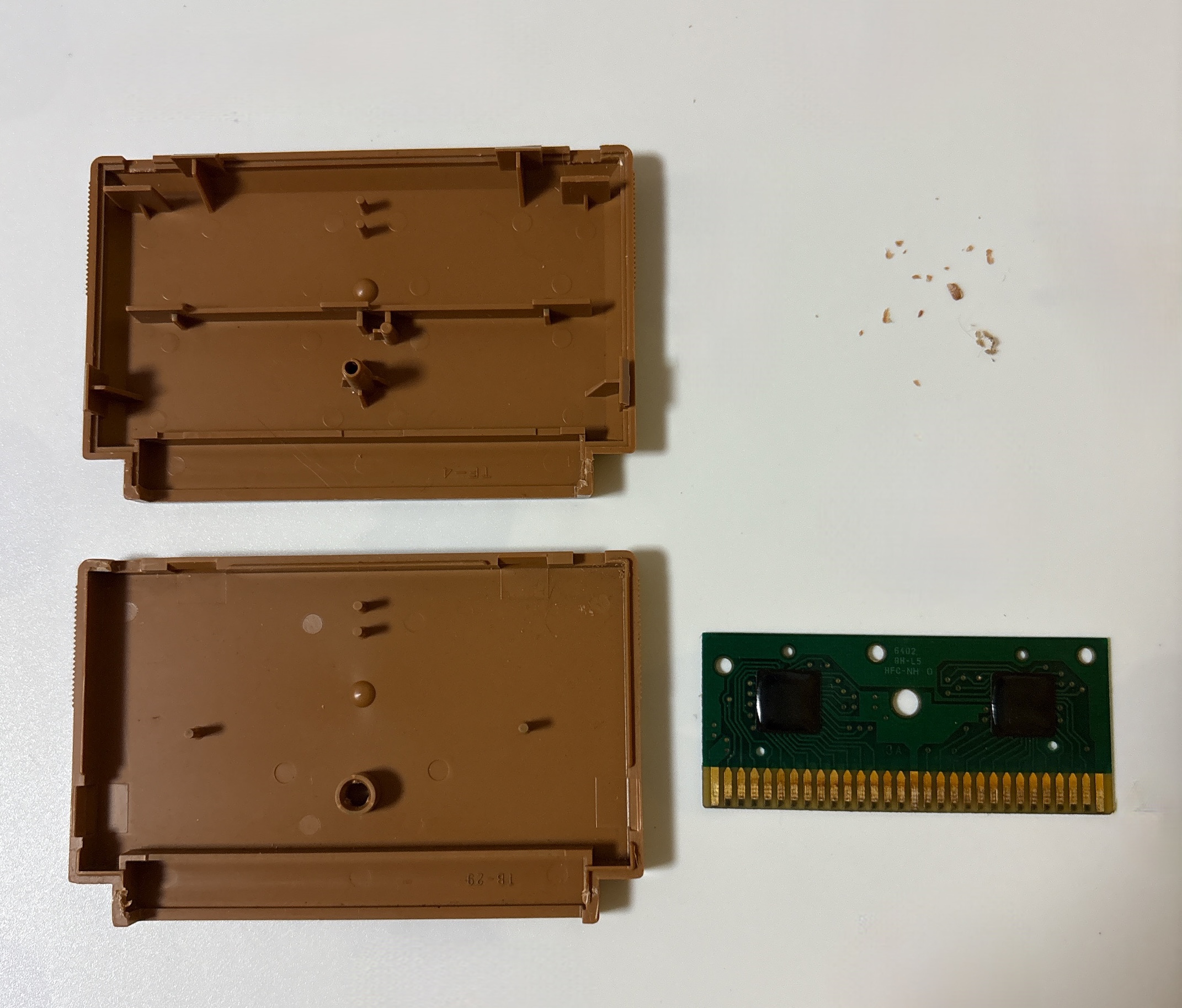 不器用がファミコンカセットの殻割り（分解）に挑戦。反面教師にどうぞ